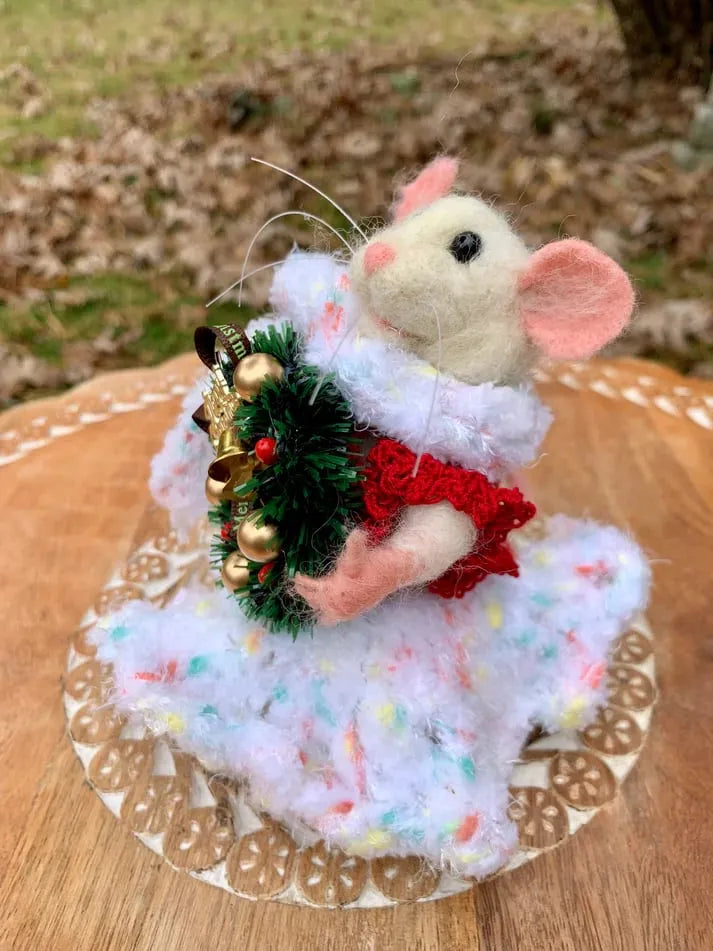 Souris de Noël en Feutrine – Poupée d'Art Fait Main (Délai : 15 Jours)